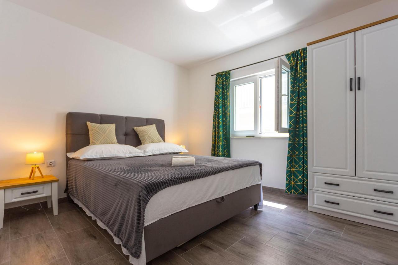 Nora, Old Town Located, Free Parking Apartment Makarska